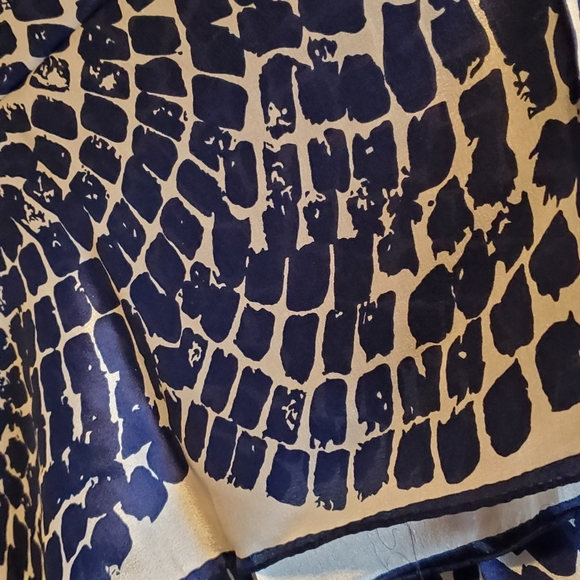 Vera Silk Scarf ๐ - Picture 2 of 6